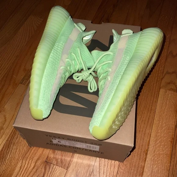 GLOW in dark Neon Green Adidas Yeezy Boost 350 V2 BRAND NEW - Picture 3 of 6